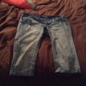 Amethyst Jean Capris.